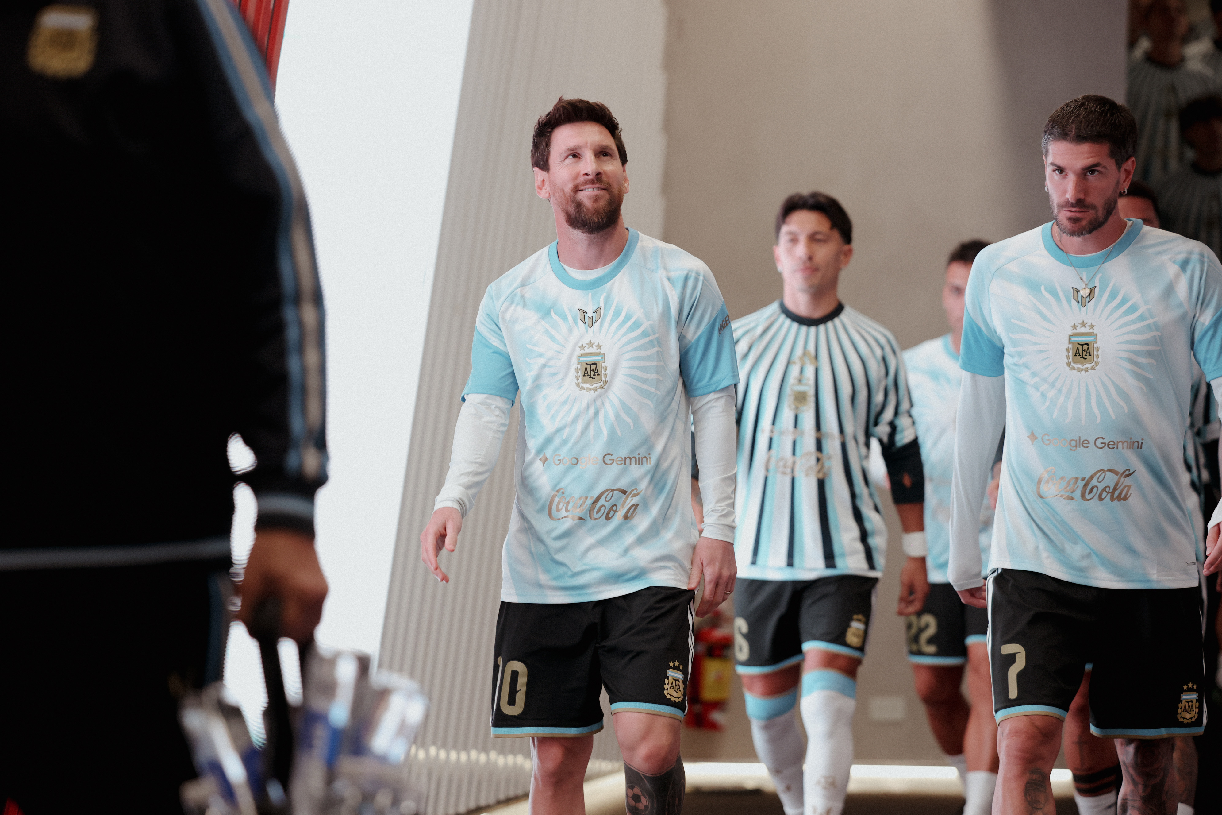 Ubwo Messi yinjiraga mu kibuga agiye kwishyushya