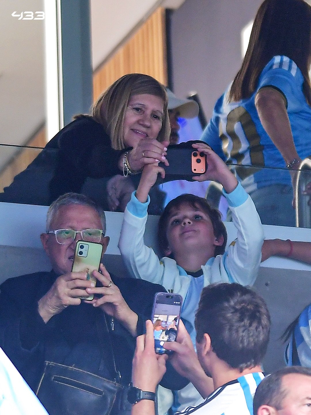 Abana bifotoreza kuri Nyina wa Messi