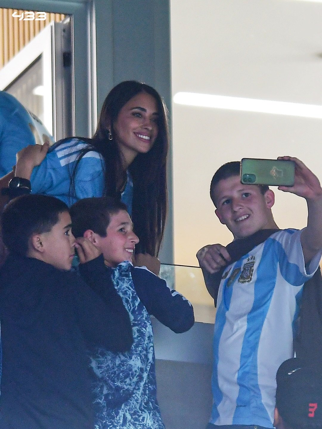 Antonela Roccuzzo yishimanye n'abana bakunda Messi