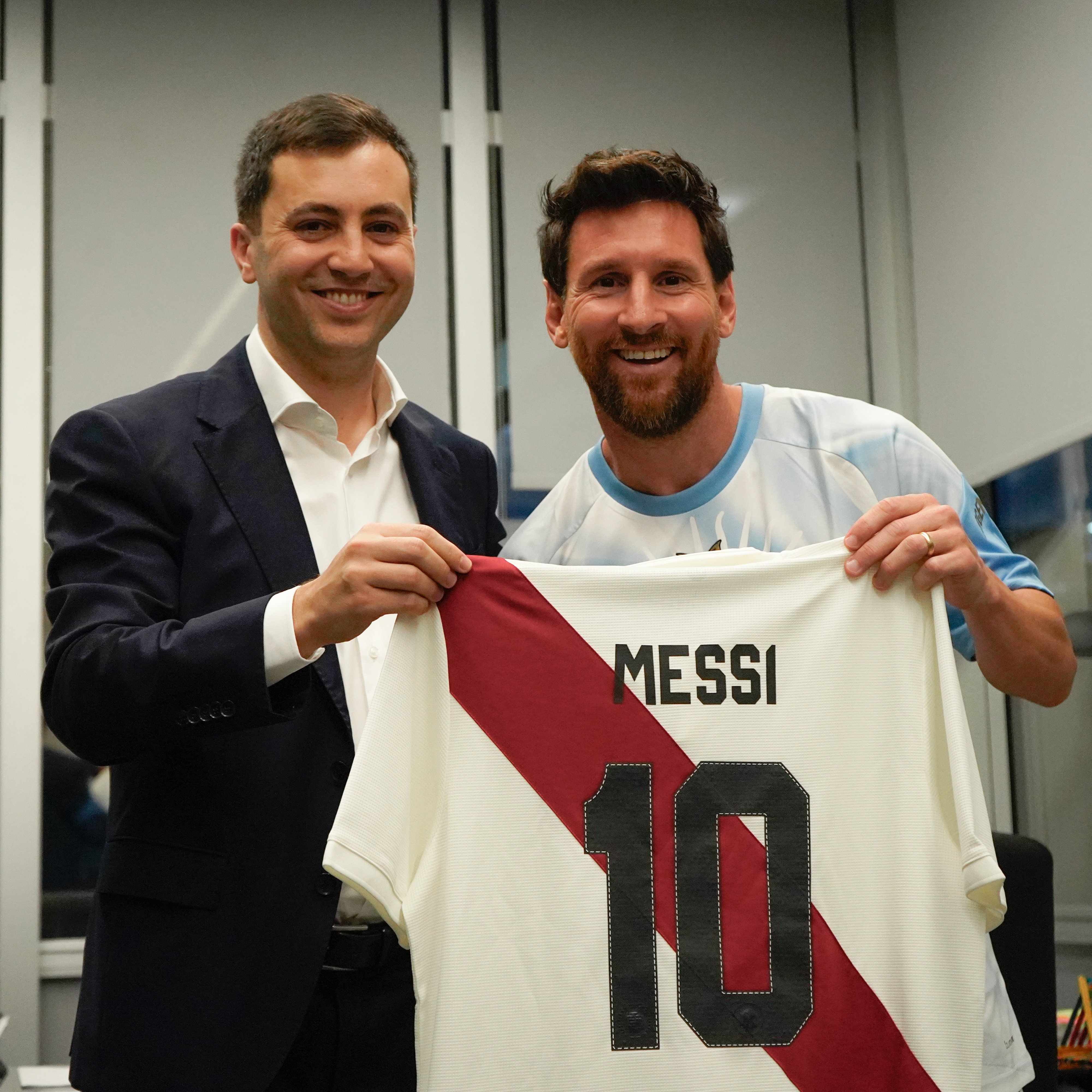 Messi yahawe impano y'umwambaro wa River Plate