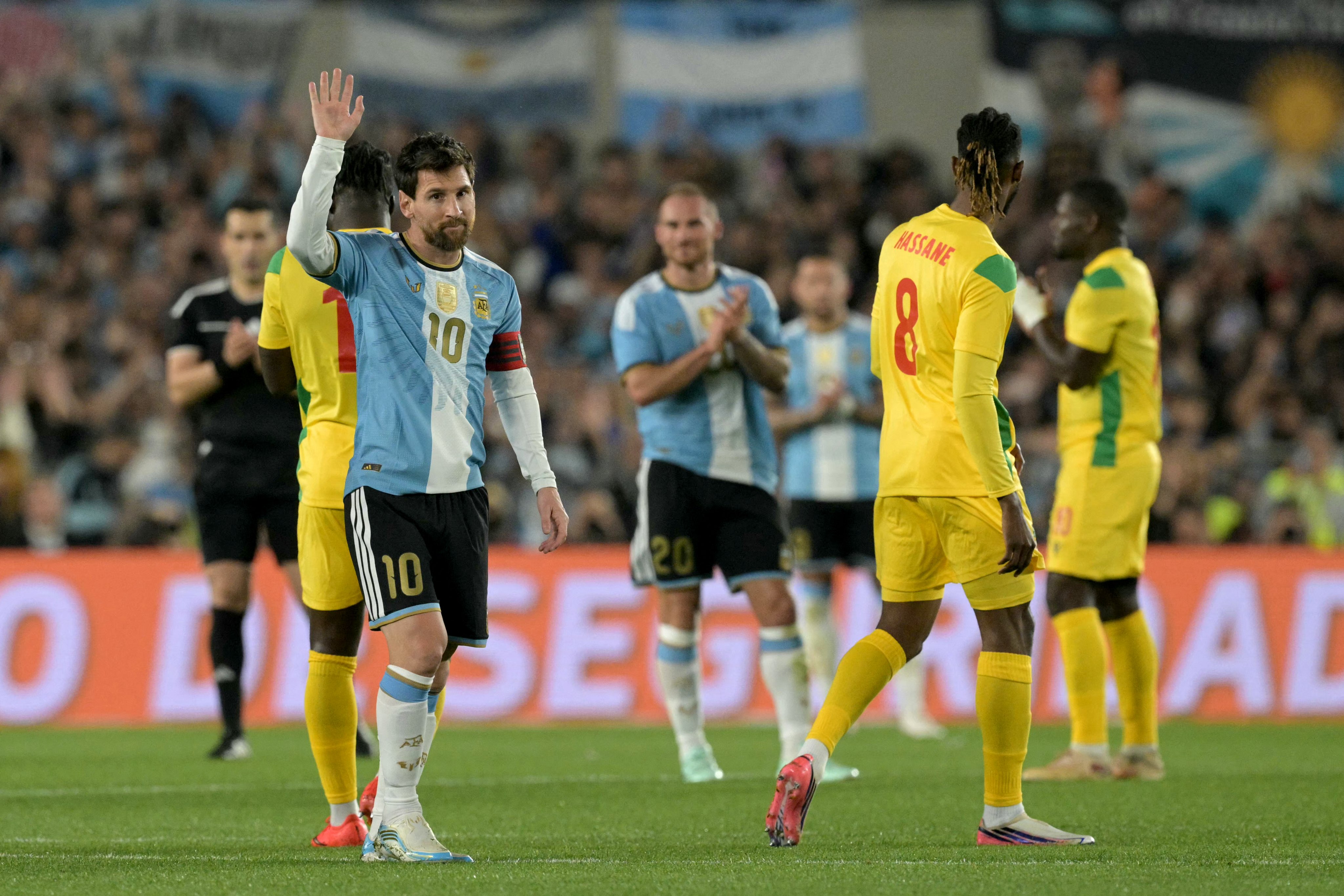 Messi ari kwikiriza abafana bamukomeraga amashyi