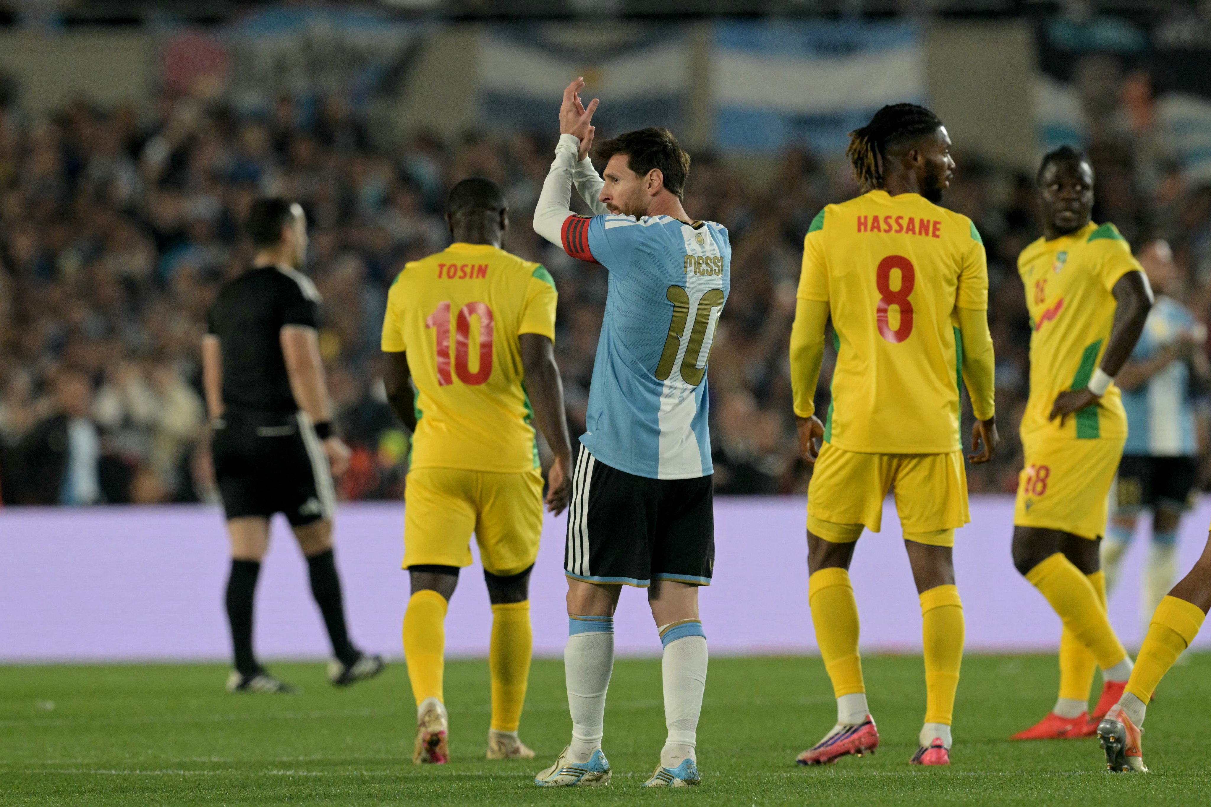 Ku munota wa 10 abafana bakomeye amashyi Messi