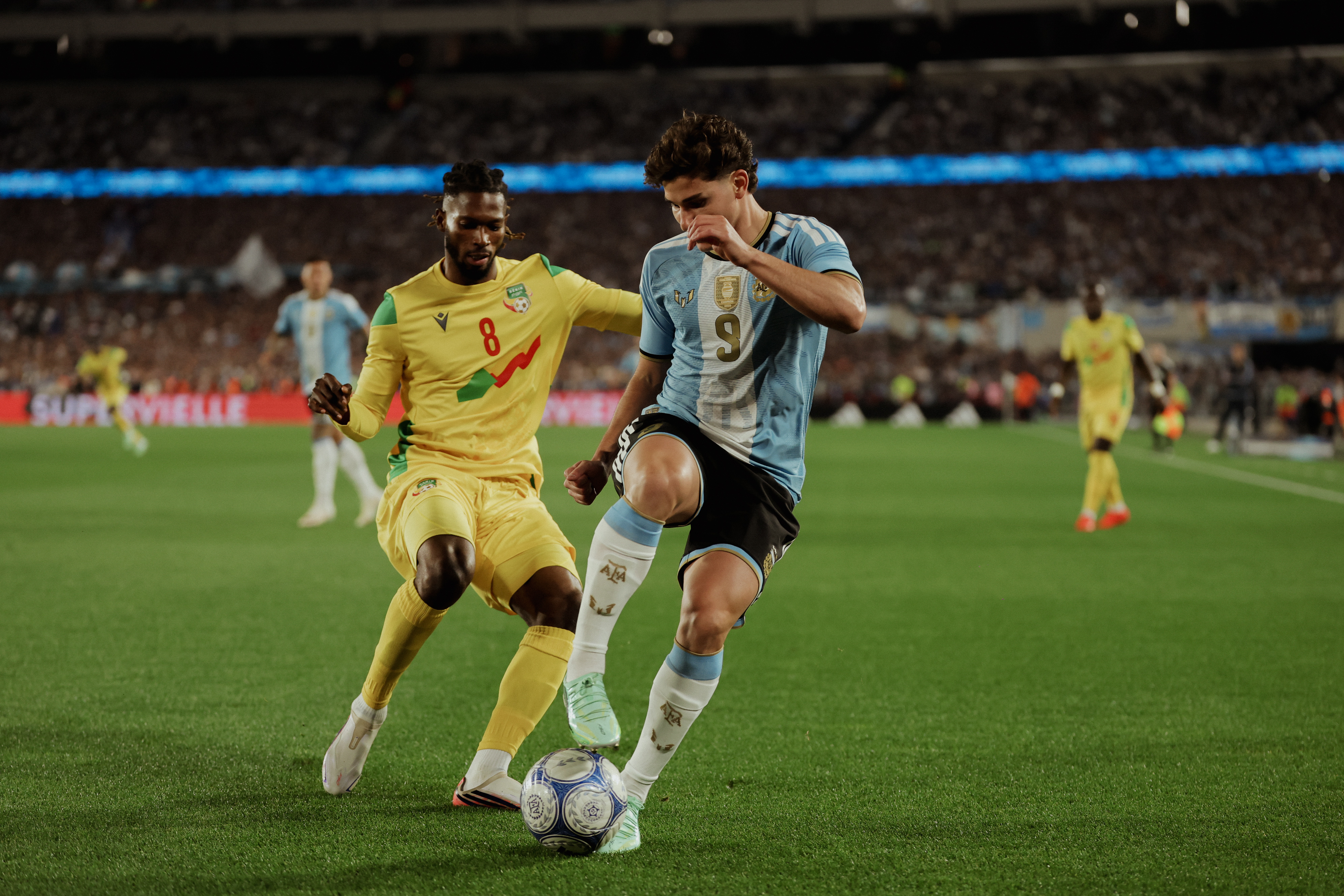 Julian Alvarez wa Argentine ashaka kunyura kuri Imourane Hassan wa Bénin