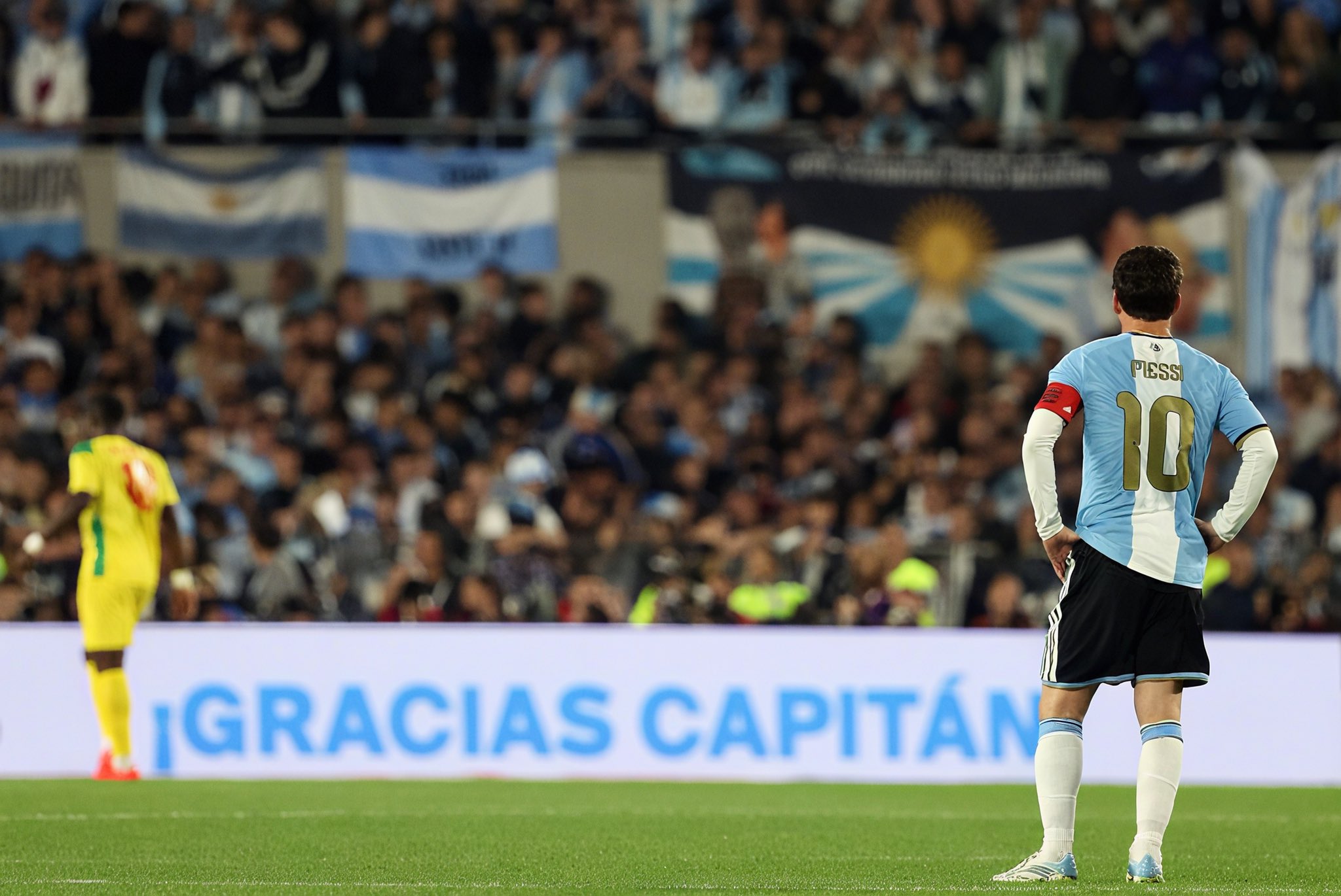 Messi yitegereza bagenzi be mu kibuga