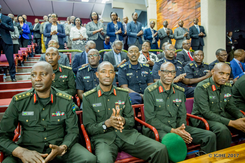 Abayobozi bakuru mu nzego zishinzwe umutekano na bo bari bitabiriye igikorwa cyo kumurika imihigo
