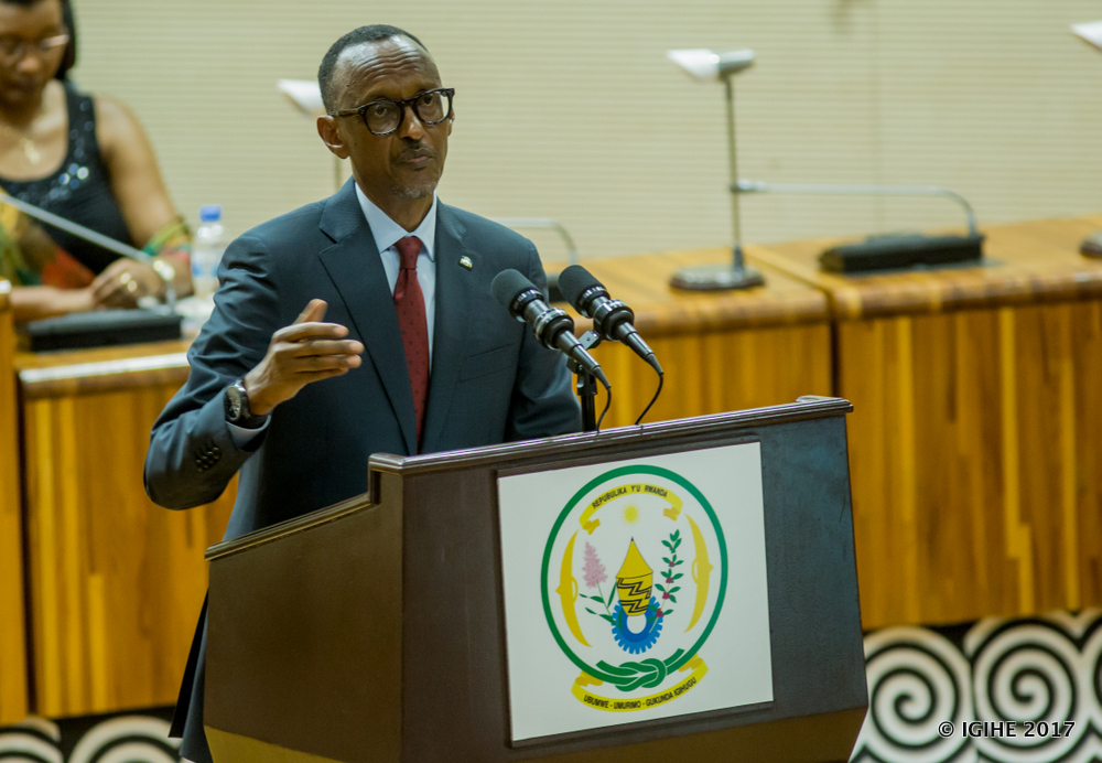 Perezida Kagame ageza impanuro ku bayobozi bitabiriye igikorwa cyo kumurika imihigo