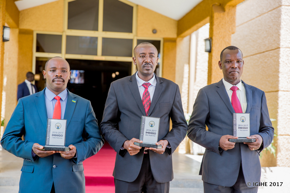 Uhereye ibumoso: Umuyobozi w'Akarere ka Musanze, Habyarimana Jean Damascène, uwa Rwamagana, Mbonyumuvunyi Radjab na Kayiranga Muzuka Eugène uyobora Huye ni bo begukanye ibihembo by'uturere turi ku isonga mu mihigo