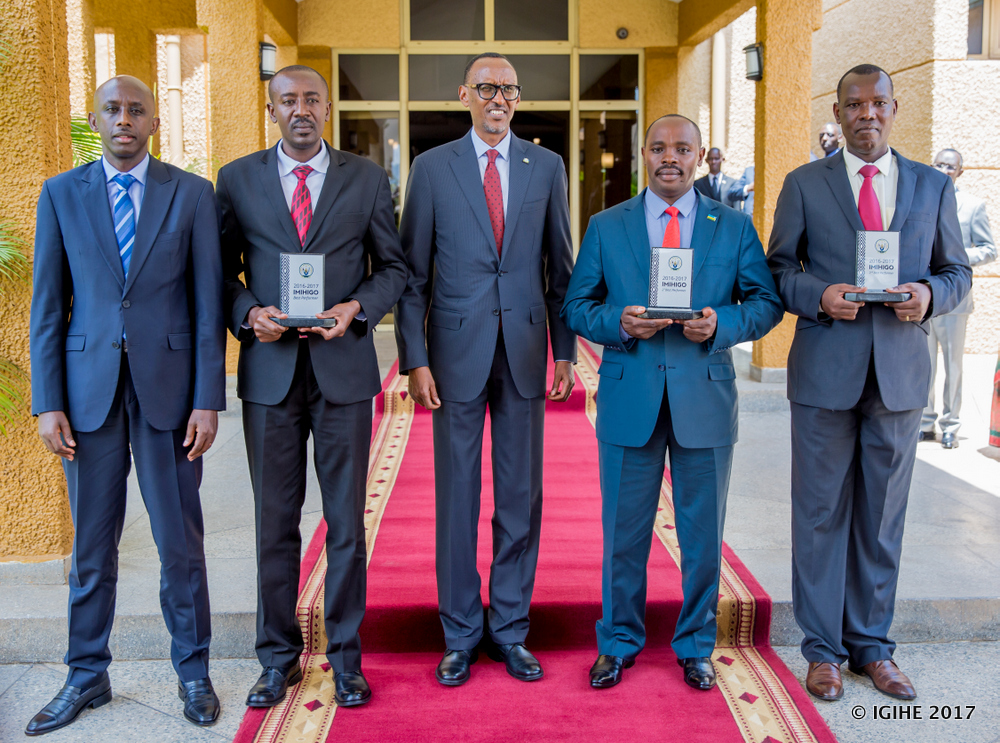 Perezida Kagame na Minisitiri Kaboneka bafashe ifoto y'urwibutso n'abayobozi b'uturere twa mbere barimo uwa Rwamagana, Mbonyumuvunyi Radjab (uwa kabiri ibumoso); Habyarimana Jean Damascène wa Musanze (uwa kabiri iburyo) na Kayiranga Muzuka Eugène uyobora Huye