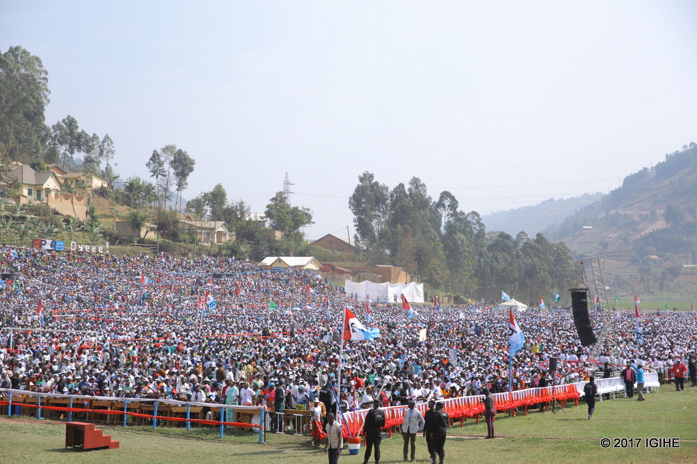 Abaturage benshi bazindukiye kuri Stade ya Burera i Kirambo aho umukandida wa FPR Inkotanyi ari bwiyamamarize
