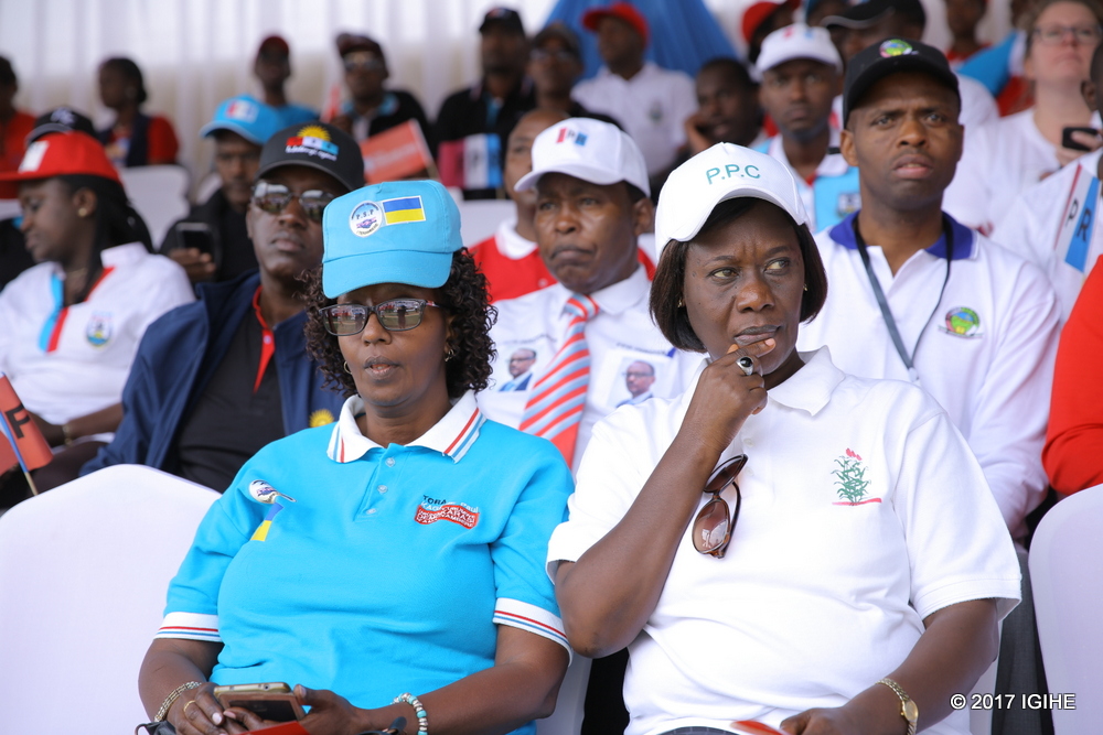 Umuyobozi w'Ishyaka ry'Ubwisungane n'Iterambere (PSP), Kanyange Phoebe (ibumoso) na Dr. Alvera Mukabaramba uyobora Ishyaka ry'Iterambere n'Ubusabane (PPC), bari inyuma ya Paul Kagame batanzeho umukandida mu matora y'umukuru w'igihugu