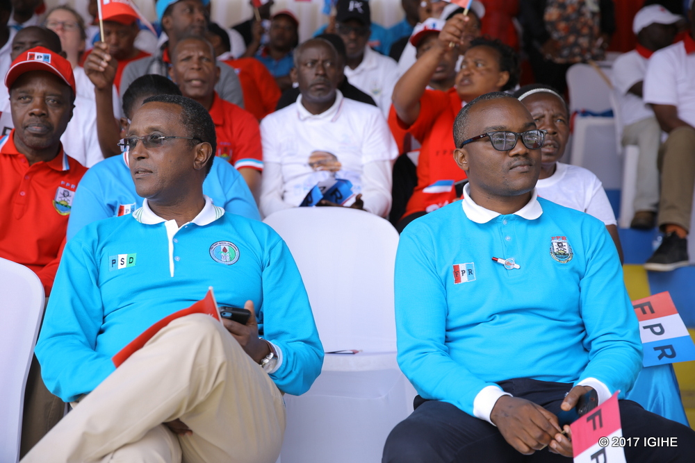 Perezida w'Ishyaka riharanira Demokarasi n'imibereho myiza y'abaturage (PSD), Dr Vincent Biruta (ibumoso) mu bashyigikiye Umukandida wa FPR Inkotanyi