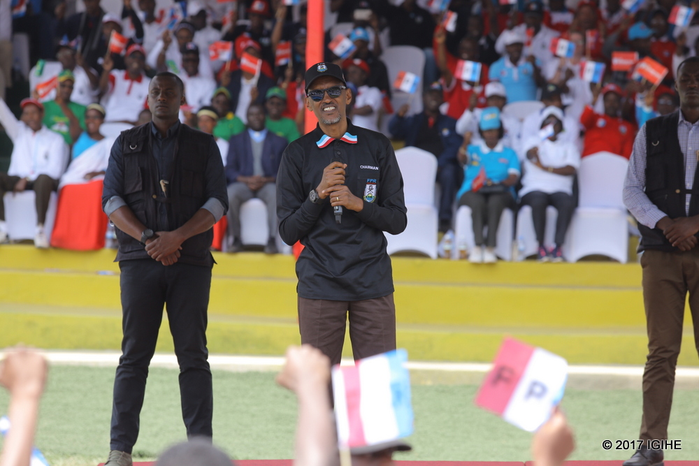 Kagame aganira n'abaturage basaga ibihumbi 200 b'i Burera bitabiriye ibikorwa bye byo kwiyamamaza