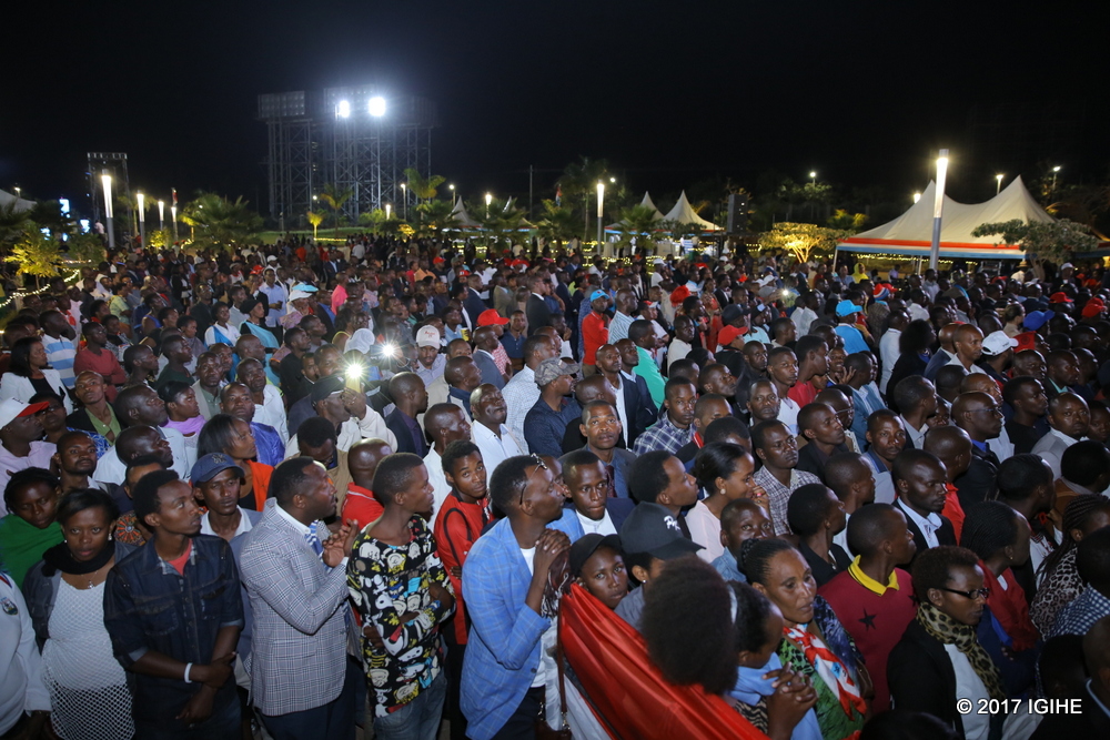 Abanyamuryango ba FPR Inkotanyi bateze amatwi Paul Kagame ubwo yabagezagaho ijambo ry'intsinzi
