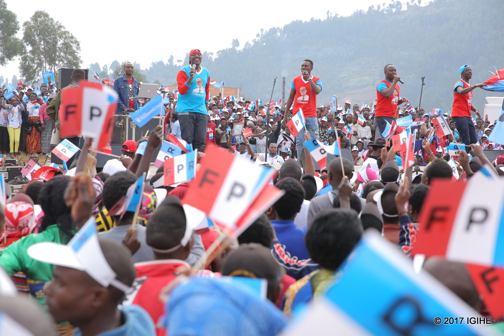Aba bahanzi baherekeje Perezida Kagame mu gihe yiyamamazaga