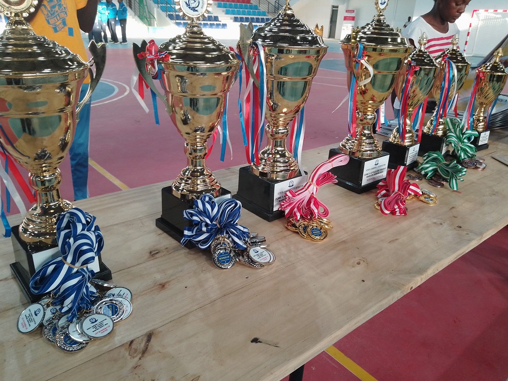 Ibikombe byashyikirijwe amakipe yitwaye neza mu irushanwa IHF Trophy
