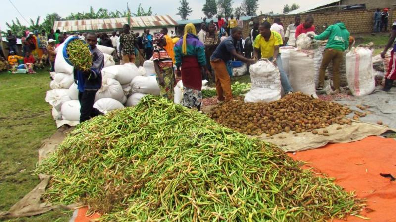 Abaturage bo mu Murenge wa Cyanzarwe bafashe ku musaruro wabo basangira n'abaturanyi birukanwe muri Tanzania