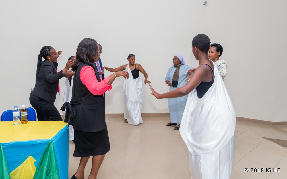 Ibirori by'umunsi w'umugore byaranzwe n'imbyino nyarwanda n'ubusabane