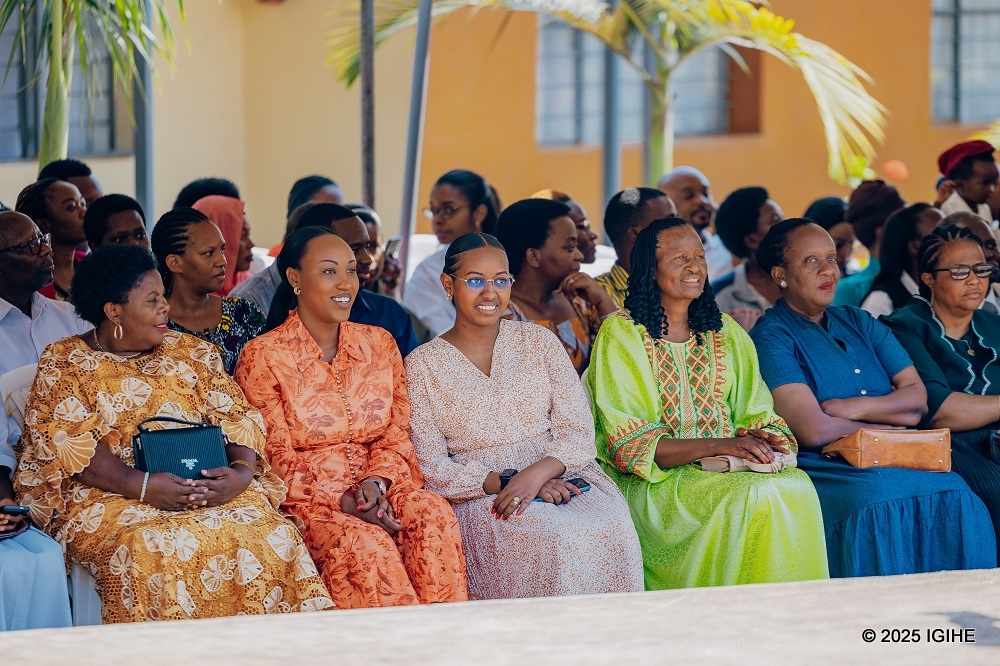 Ababyeyi bari bitabiriye ibirori byo gusoza umwaka w'amashuri ku banyeshuri babo