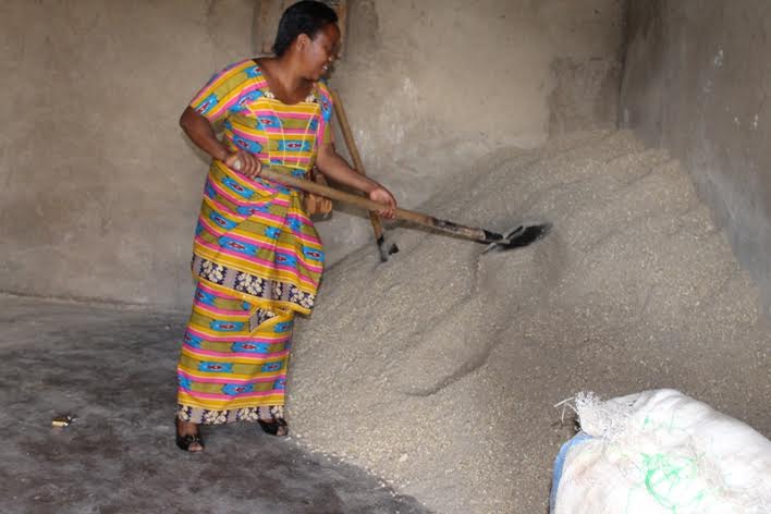 Arerekana ibiryo bigaburirwa inkoko ze