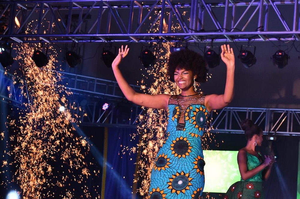 Ibishashi by'umuriro byaturukijwe byafashe umusatsi we urashya