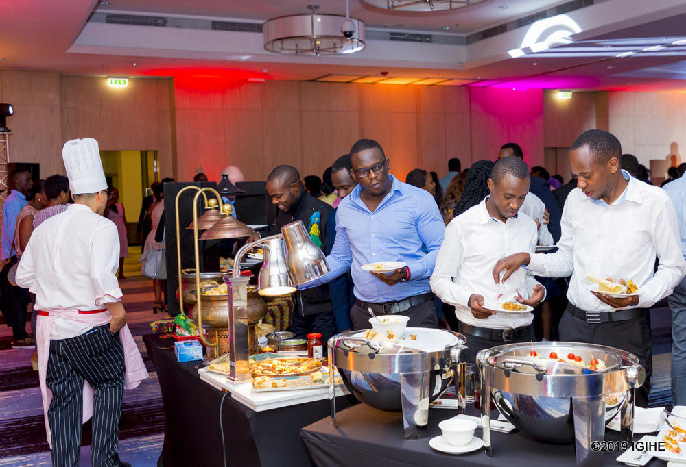 Abakiliya ba Marriott Hotel basangiye amafunguro atandukanye