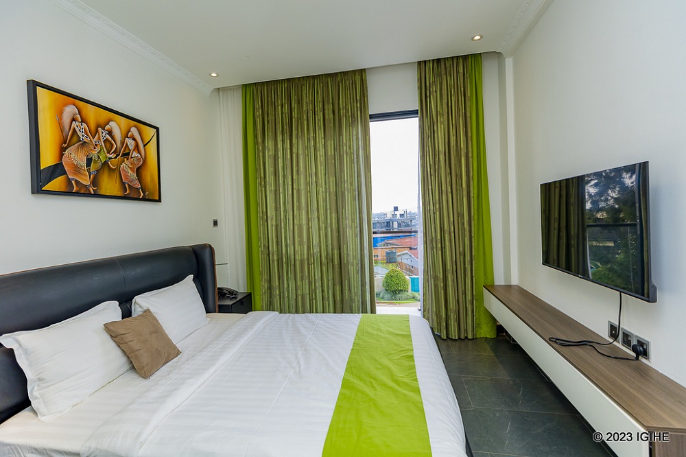 Family room ni icyumba cyisanzuy, giherereye ahantu uba witegeye umujyi wa Kigali
