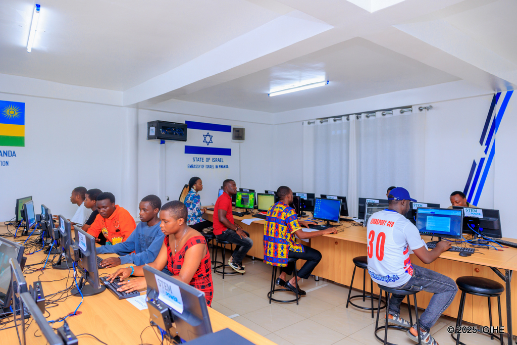 Icyumba kirimo mudasobwa zigezweho zifasha abiga muri UTB na cyo cyarateguwe