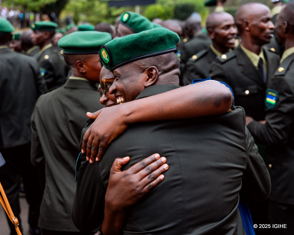 Abasirikare bari bakumburanye n'abo mu miryango yabo
