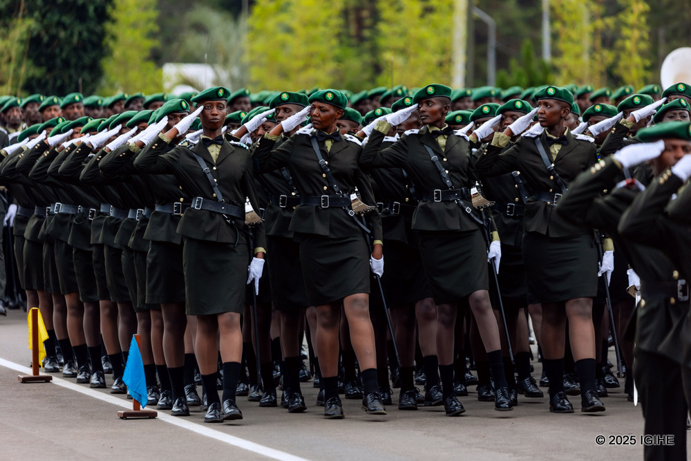 Abakobwa binjiye mu gisirikare bahamagariye bagenzi babo gutinyuka uwo mwuga