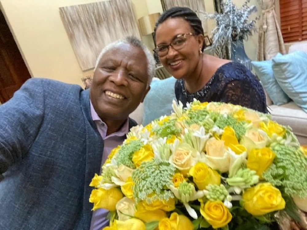 Ifoto igaragaza Laurent Mbanda yishimanye n'umugore we