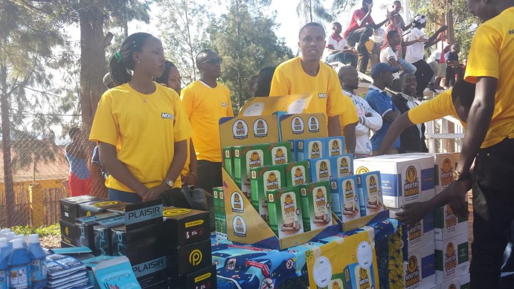 Abakozi ba SFH berekana ibicuruzwa birimo ifu, udukingirizo n'imiti isukura amazi