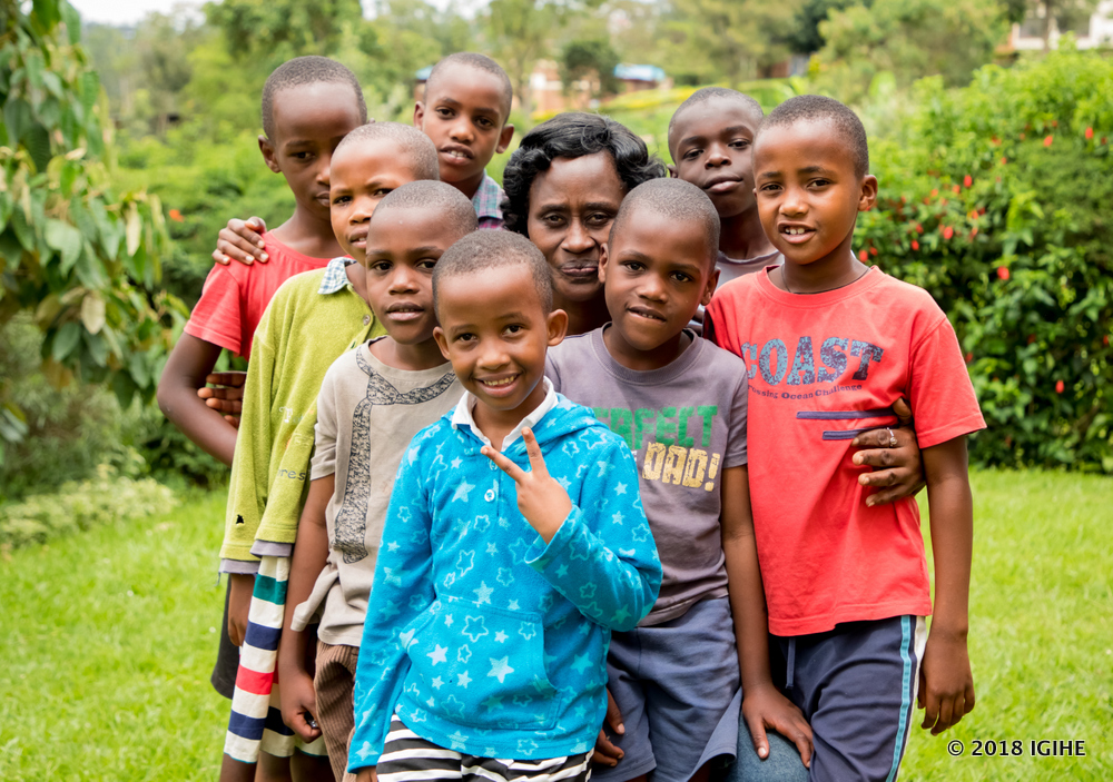 Umuteteri wari ufite intimba n’agahinda ku mutima yagize ishyaka ryo kurera abana b’imfubyi muri SOS Kacyiru aho yakikiye ku bibero bye 32