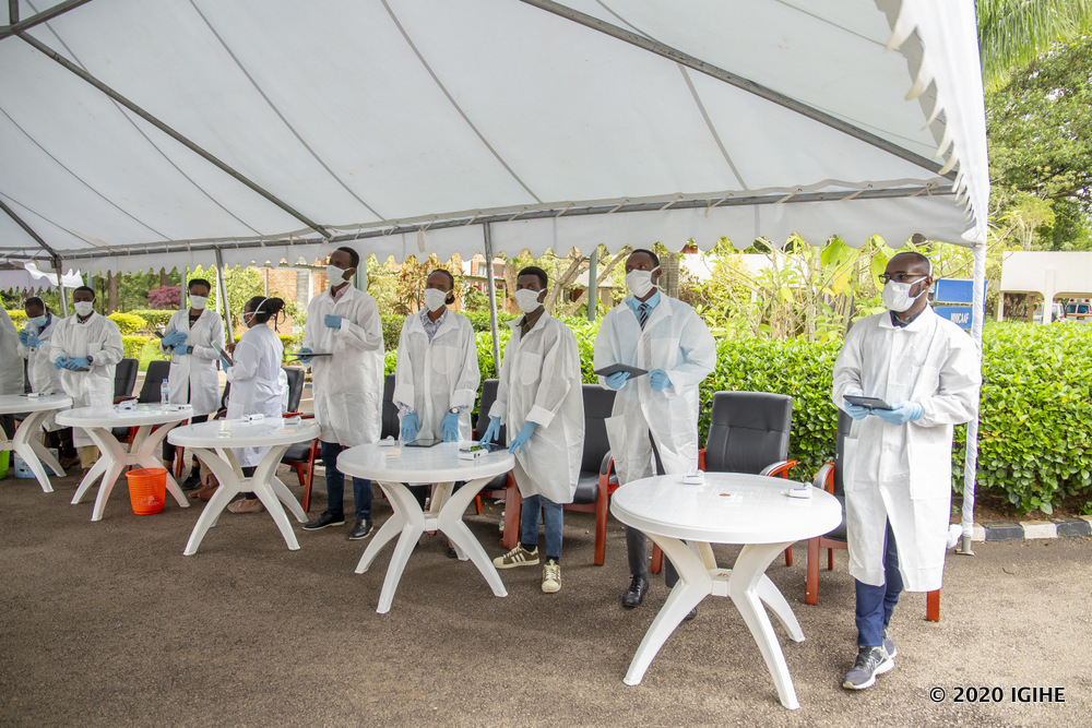Itsinda ry'abaganga ryari ryiteguye gupima abayobozi bagiye mu mwiherero icyorezo cya Coronavirus dore ko harimo n'abaturutse mu mahanga cyagezemo