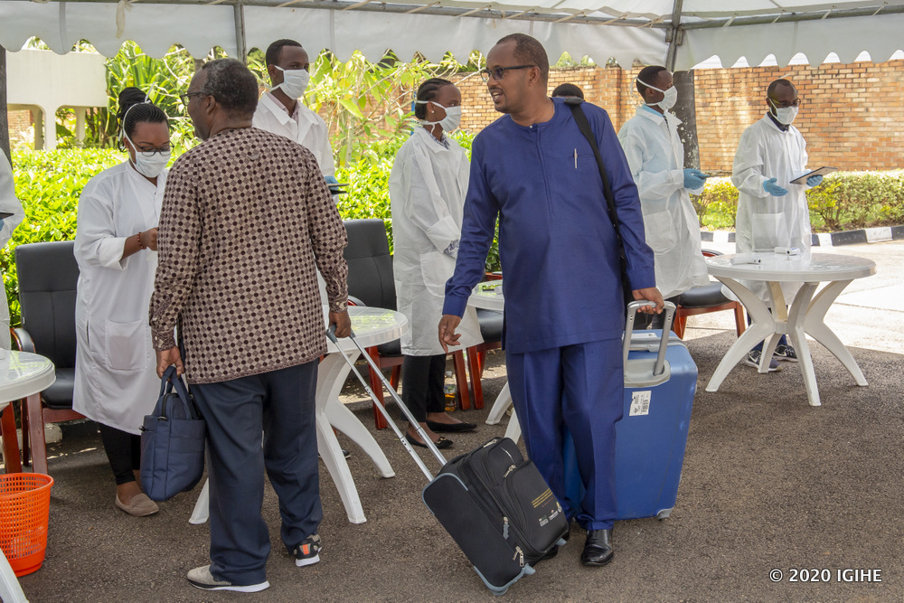 Depite Munyangeyo Théogène (iburyo) na Senateri Nkusi Juvenal bageze aho basuzumirwa