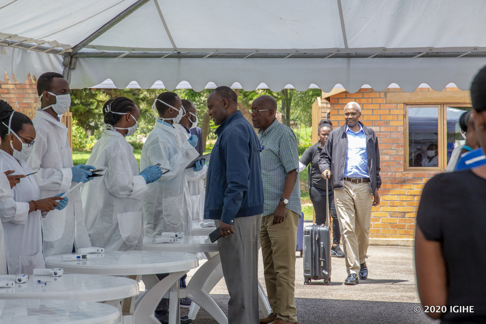 Umuyobozi ushinzwe iterambere muri Kaminuza y'u Rwanda, Dr Charles Murigande (uhinguka) ubwo yinjiraga aho basuzumiraga
