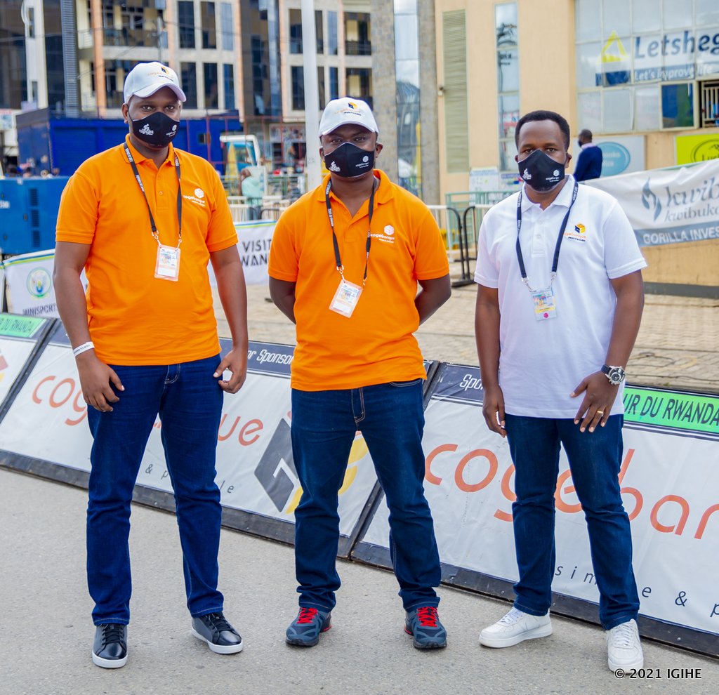 Bamwe mu bayobozi muri Cogebanque baherekeje Tour du Rwanda 2021, barushaho gusobanurira abaturarwanda serivisi zihariye itanga