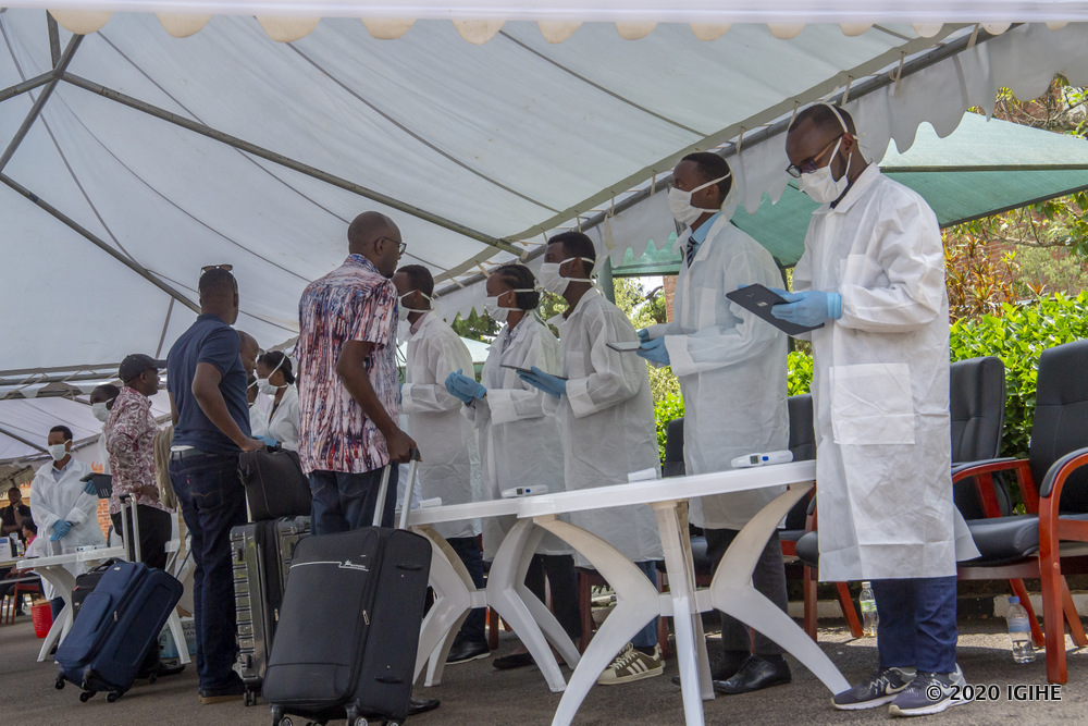 Abaganga basuzumaga buri wese mbere yo gukomeza ngo ajye mu modoka