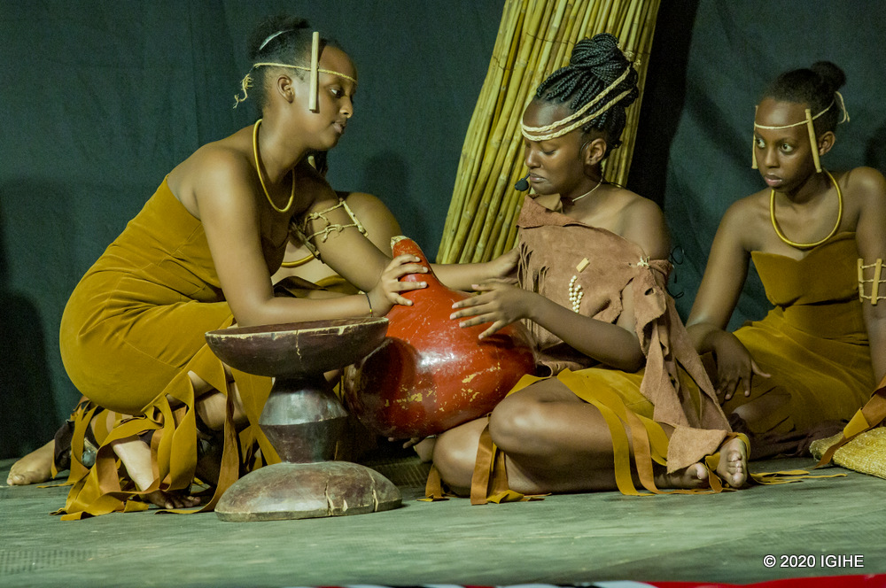Abakobwa bato bakinnye umukino ugaragaza umuco gakondo