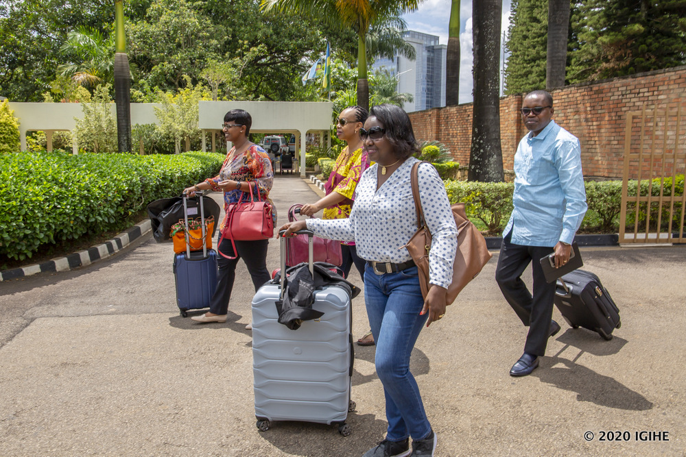 Umuyobozi w'Ishyirahamwe rihuza inzego z'ibanze n'Umujyi wa Kigali (RALGA) Ladislas Ngendahimana (inyuma) ari kumwe n'abandi bayobozi bitabiriye umwiherero