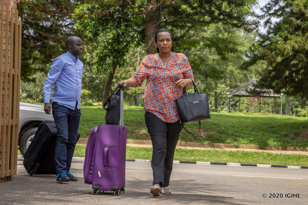 Senateri Nyirasafari ubwo yari ageze aho abayobozi bagombaga guhagurukira ku Kimihurura