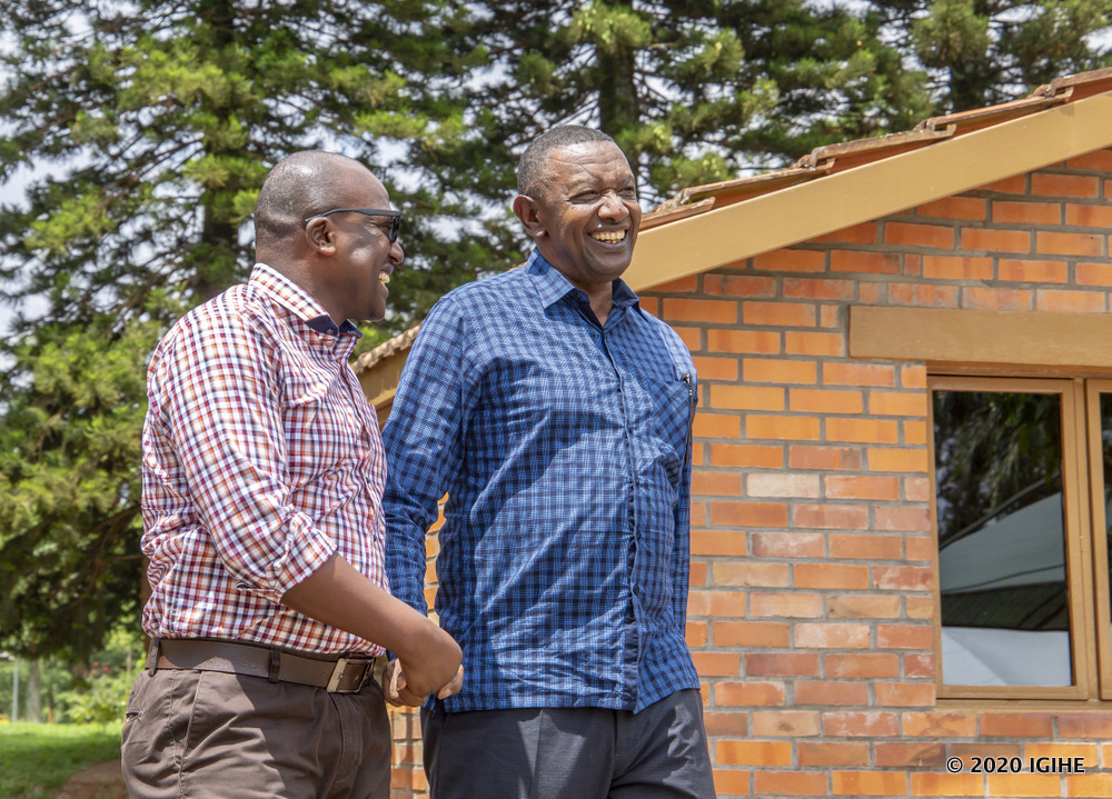 Ambasaderi w'u Rwanda muri Mozambique, Nikobisanzwe Claude na Ambasaderi w'u Rwanda muri Uganda, Frank Mugambage, bishimiye kwitabira umwiherero