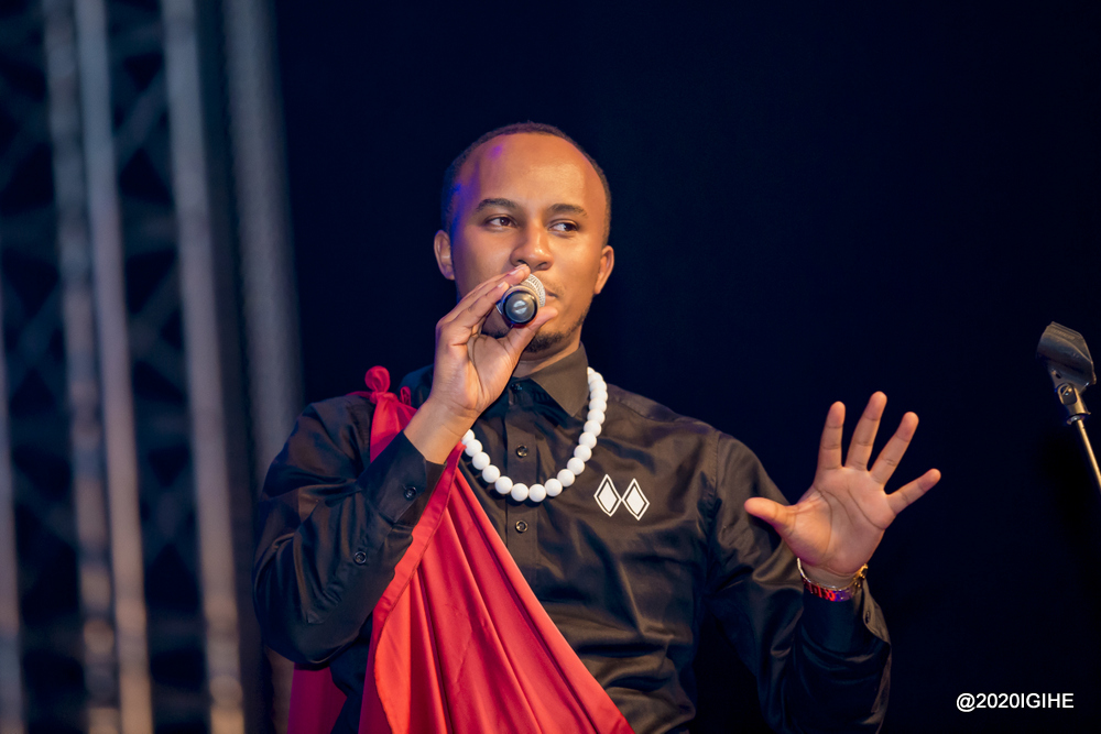 Cyusa uzwi mu njyana gakondo yasusurukije abitabiriye iki gitaramo