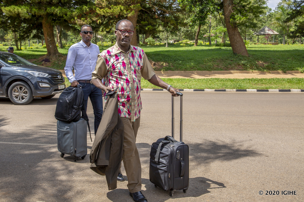 Umunyamabanga Nshingwabikorwa wa Komisiyo y'Igihugu y'ubumwe n'ubwiyunge Ndayisaba Fidèle uri imbere na Charles Habonimana uri inyuma bakigera ku Kimihurura