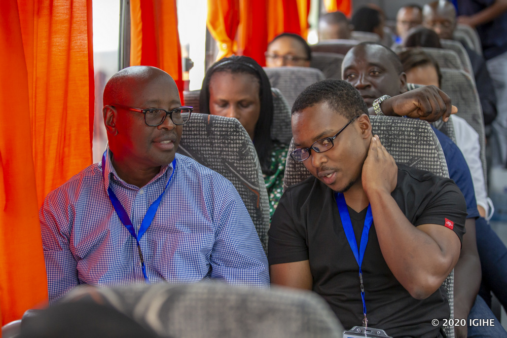 Ambasaderi w'u Rwanda muri Zimbabwe, James Musoni (ibumoso) yitabiriye umwiherero