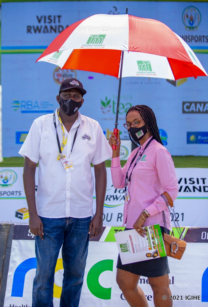 Umuyobozi ushinzwe Iyamamazabikorwa muri Techno Market, Umuhire Diane n'Umuyobozi Mukuru wa Tour du Rwanda, Kamuzinzi Freddy