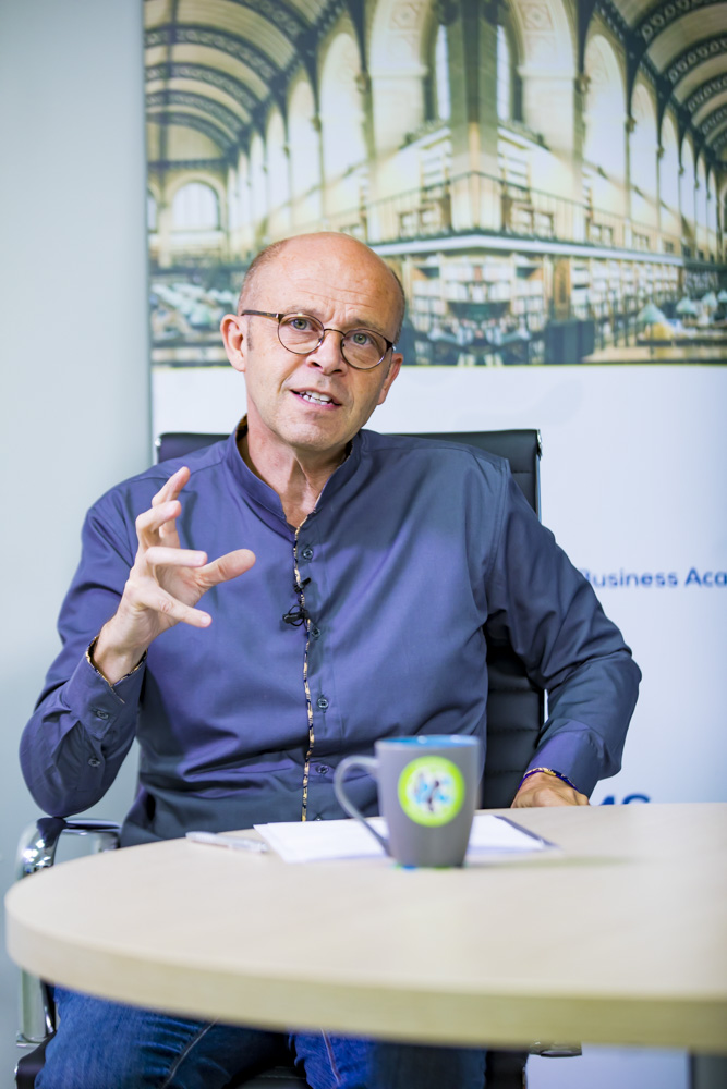 Umuyobozi wa Kaminuza y'u Rwanda, Prof Philip Cotton avuga ko abarimu n'abanyeshuri ba kaminuza bazungukira muri ubu bufatanye na Kora Coaching Group