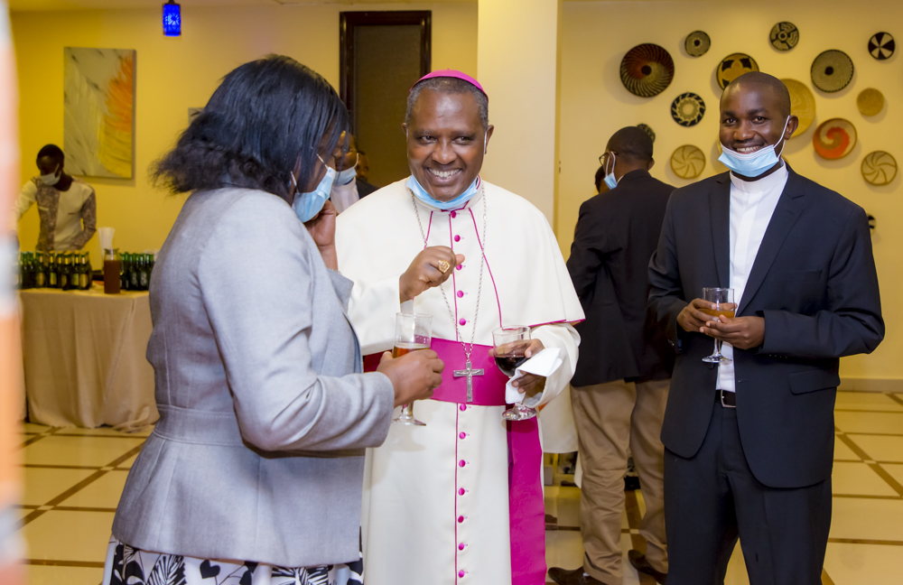 Musenyeri Kambanda aganira n'umwe mu bafatanyabikorwa ba Sainte Famille Hotel