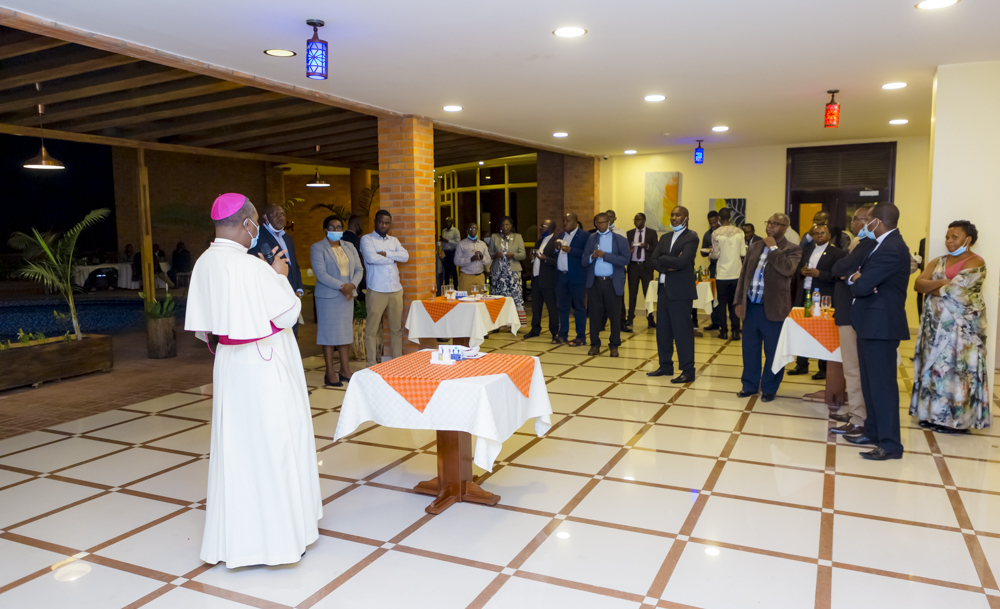 Musenyeri Kambanda aganira n'abafatanyabikorwa ba hotel