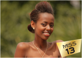 Si ubwa mbere Akineza Carmen yitabira Miss Rwanda. Aha ni mu irushanwa rya Miss Rwanda riheruka, aho yarushanwaga akoresha umubare wa 13