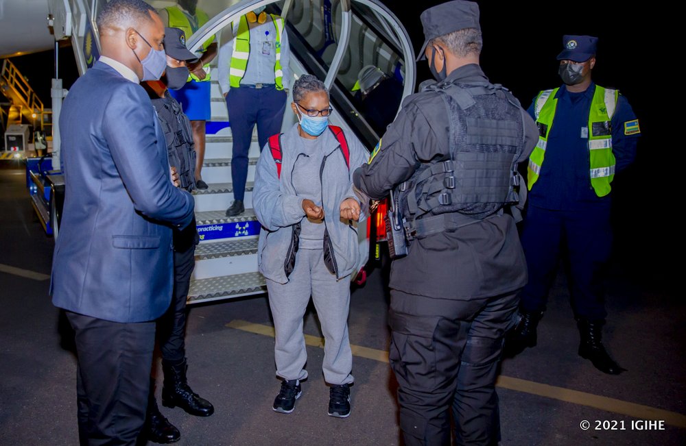 Munyenyezi Béatrice ukurikiranyweho ibyaha birindwi birimo bitanu bya Jenoside yakorewe Abatutsi mu 1994 na bibiri byibasiye inyokomuntu yagejejwe mu Rwanda ku wa 16 Mata 2021 yoherejwe na Leta Zunze Ubumwe za Amerika aho yari yarahungiye
